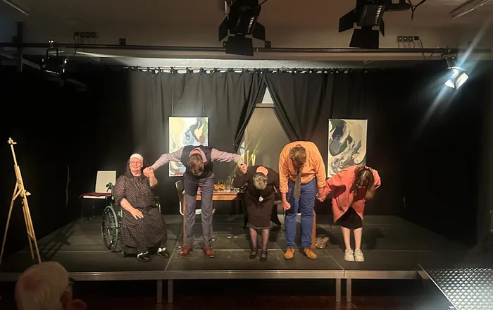 Ensemble auf der Bühne beim Schlussapplaus