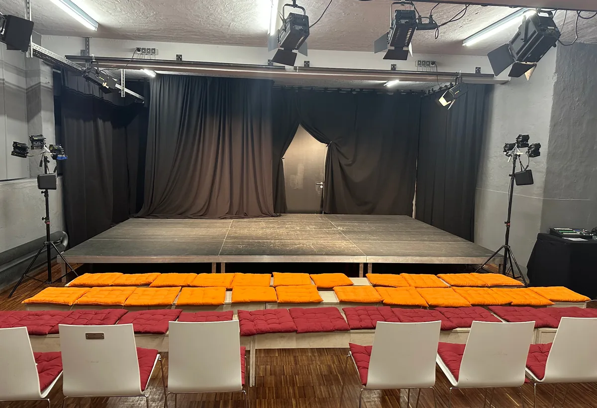 Bühne im theatrio Hannover mit Sitzkissen